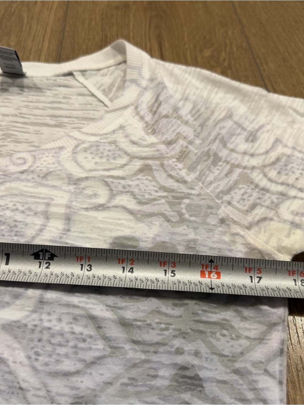 Prana Women’s White and Gray Patterned Short Sleeve Tee, L - Picture 5 of 7